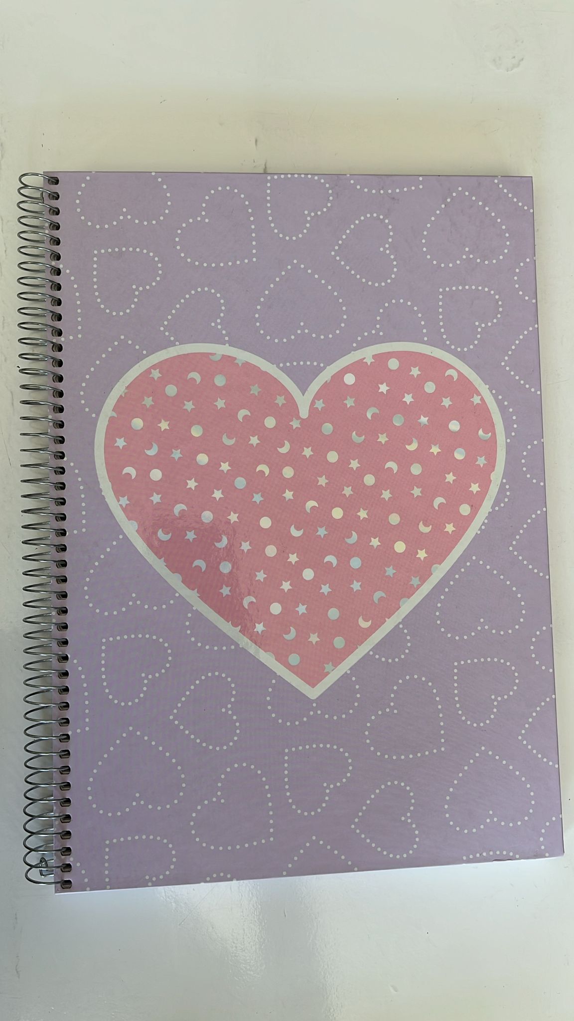 Caderno Espiral A4 Capa Dura com Padrão de Corações e Detalhes Prateados